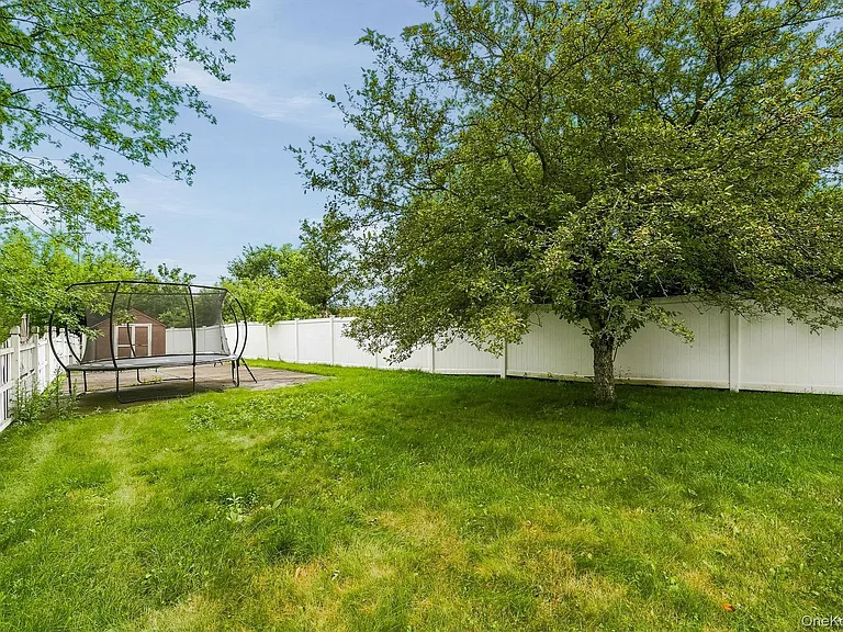 35 Helene Rd — Photo 23