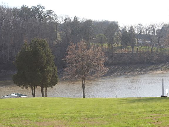 3rd image of 256 Lakeshore Cir