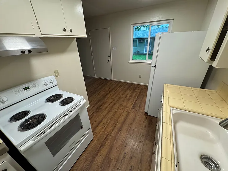 Mulberry Court Apartments — Photo 10