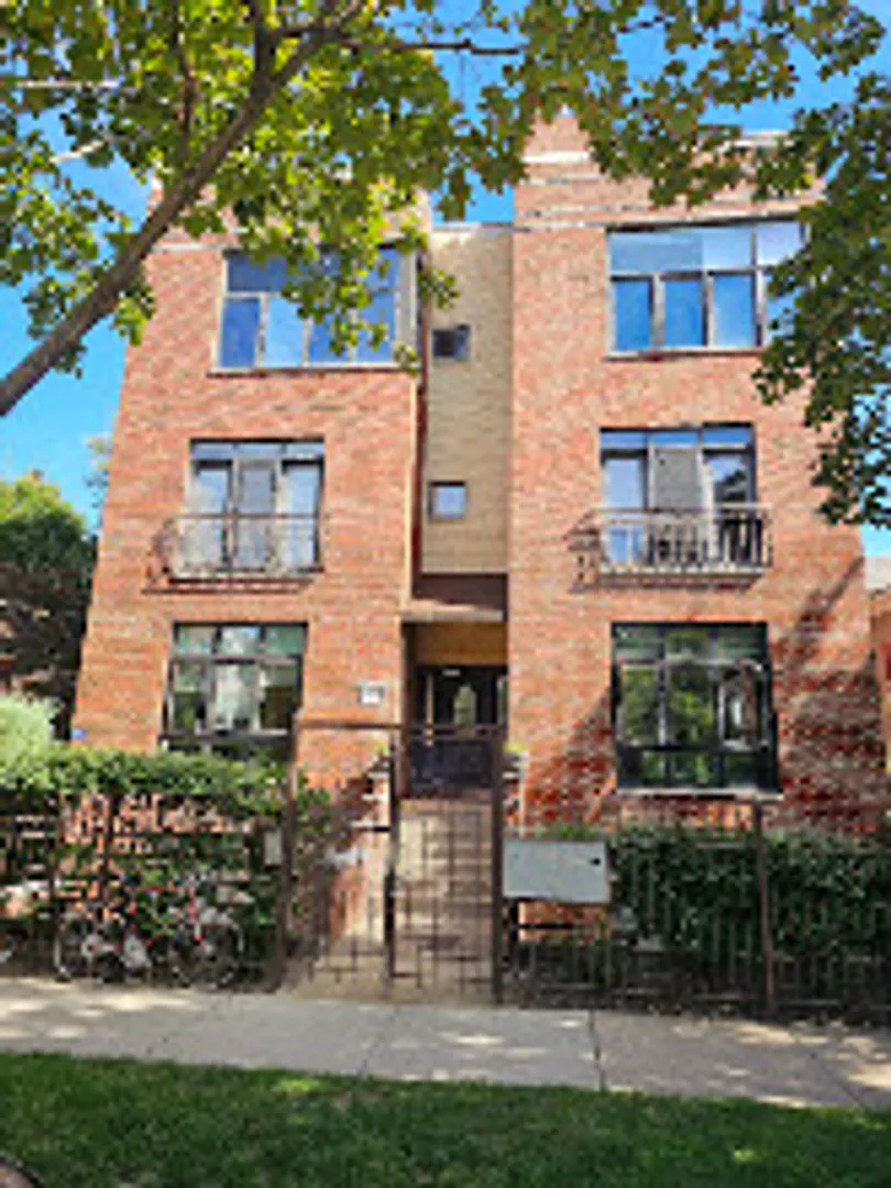 Stunning 2 Bed, 2 Bath Condo with Garage Parking & Private Outdoor Space in Rogers Park! — Photo 1