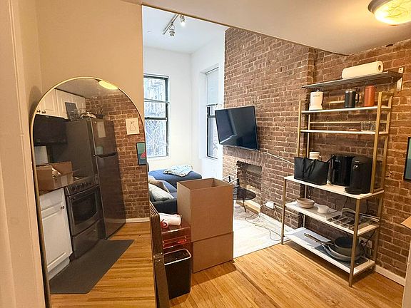 5th image of 368 W 46th St APT 2r