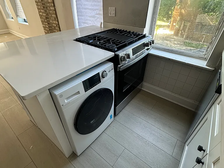 2101 S Marshall Blvd #2F — Photo 4