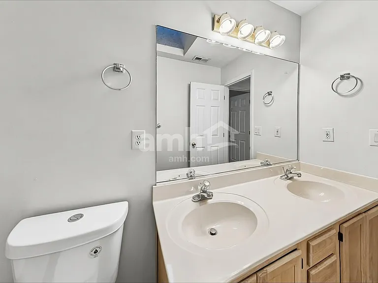 946 George Place Dr — Photo 15
