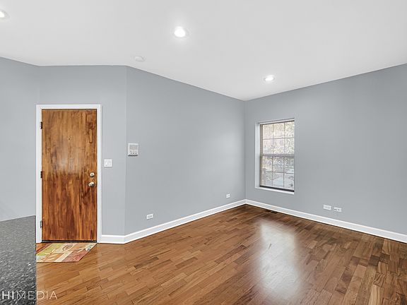 3rd image of 3547 W Ainslie St APT 1