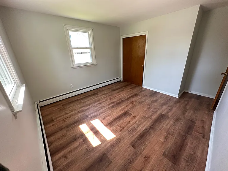 1007 E Main St — Photo 8