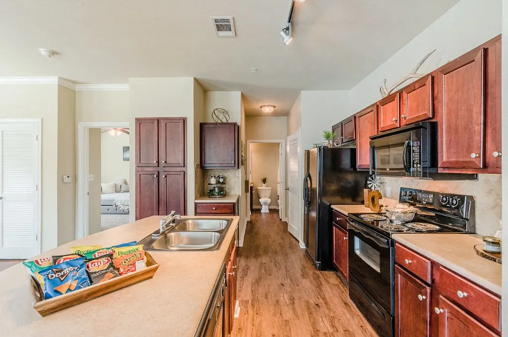 Hunter's Cove Apartments — Photo 4