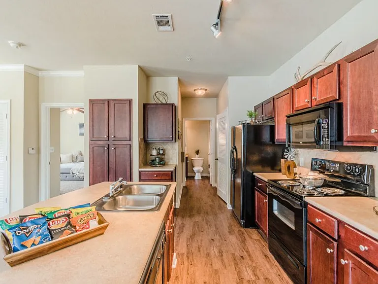 Hunter's Cove Apartments — Photo 4