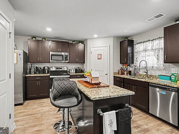 3rd image of 424 Toronto Cir