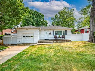 30 Orchard St, Farmingdale, NY 11735