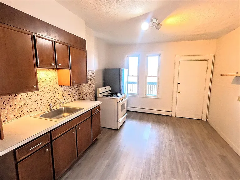 90 Wenham St #3 — Photo 2