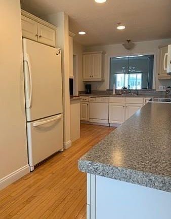 4th image of 877 Auburnville Way APT L2