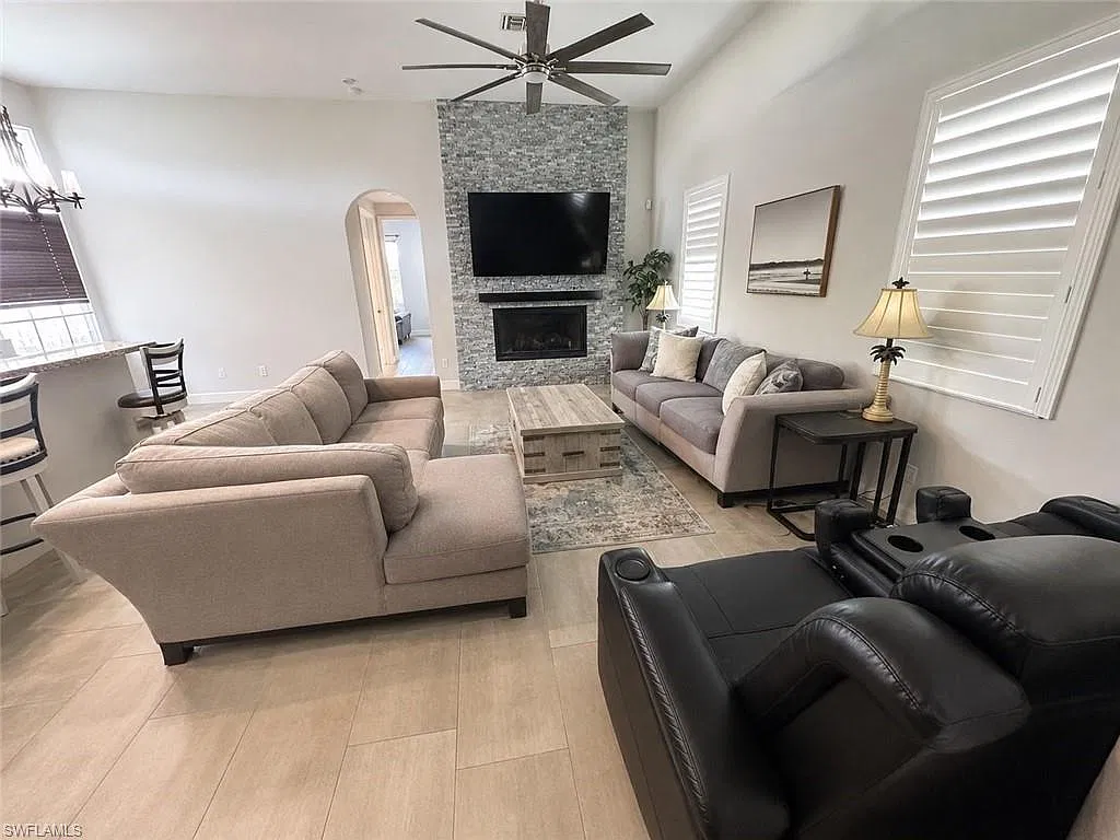 3 bed, 2.0 bath, 2246 sqft, $5,000 — Photo 3