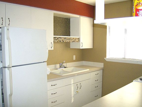 Galley Kitchen w/breakfast bar