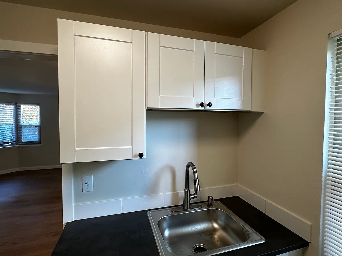 Building Photo - 514 E Roy St #101