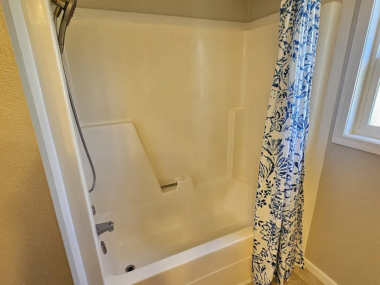 2422 McGregor Dr SE — Photo 9