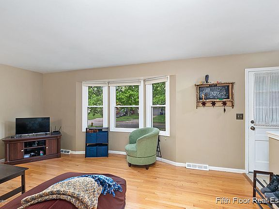 5th image of 1447 Benjamin Ave NE