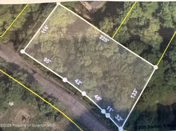 William & Jennette St, Moscow, PA 18444