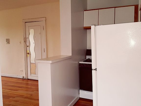 5th image of 644 W Wrightwood Ave #207