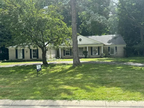 1409 Chestnut Ln, Rochester Hills, MI 48309