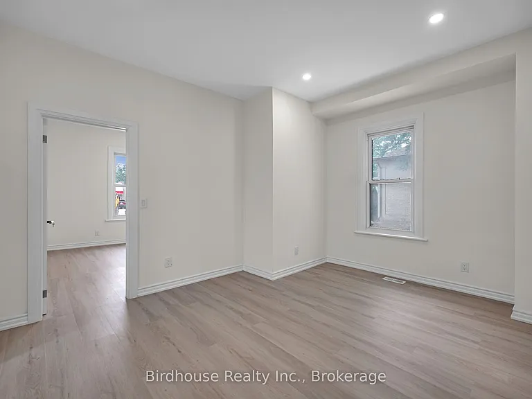 108 Lindsay St S — Photo 6