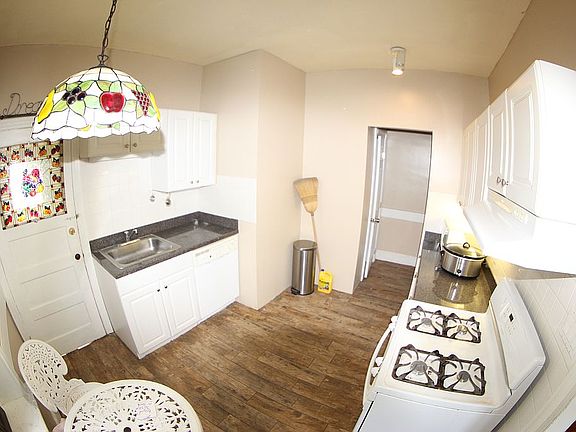 4th image of 303 Grayling Ave