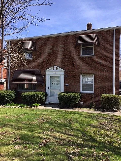 251 E 200th St photo 1