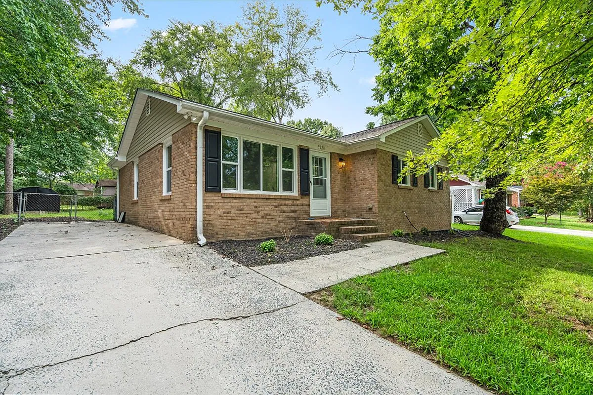 3 bed, 1026 sqft, $1,750 — Photo 2