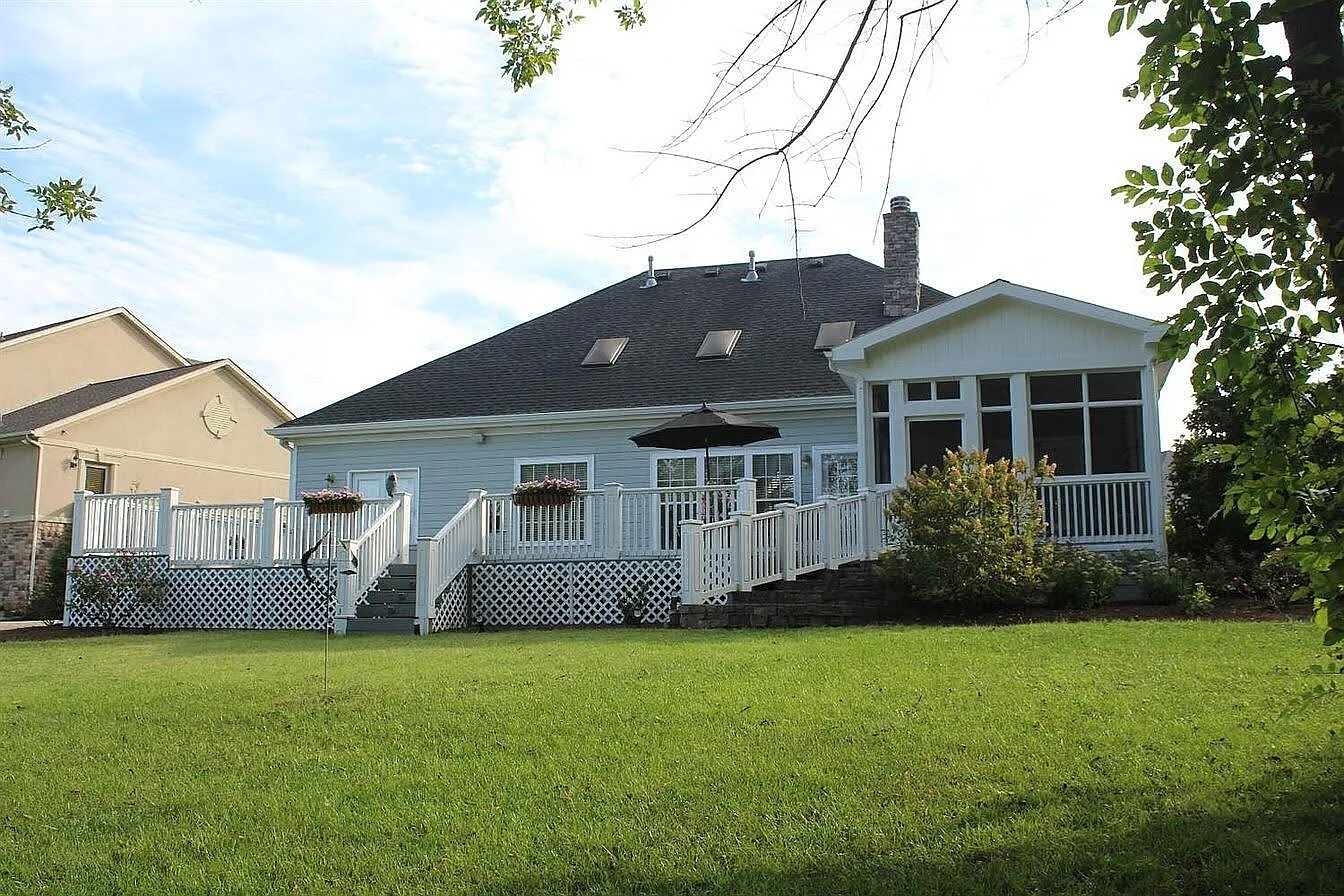 3 bed, 2.5 bath, 2400 sqft, $2,800 — Photo 2