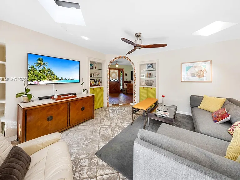 1840 Tigertail Ave — Photo 4