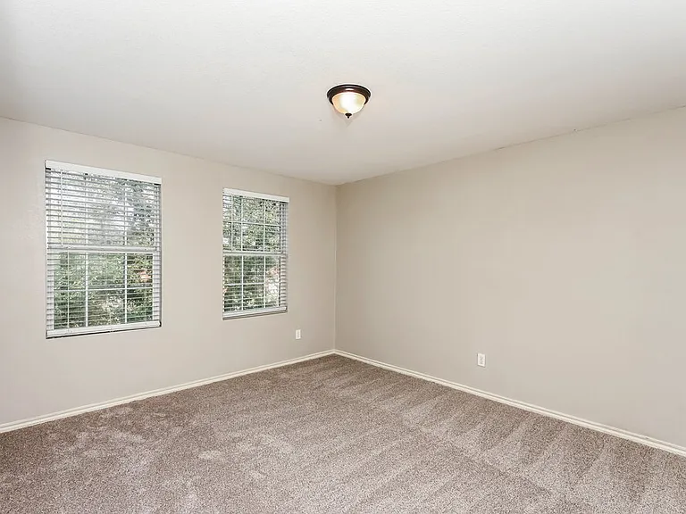 517 Creekbend St — Photo 10