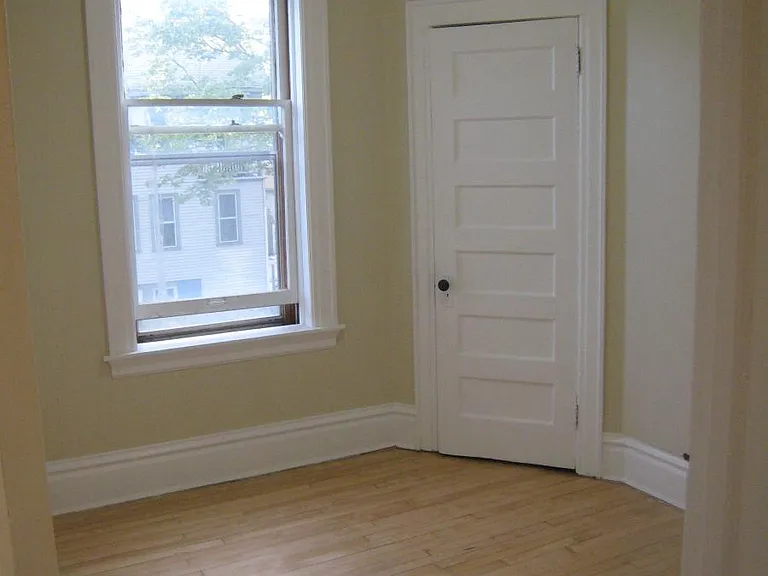 3rd bedroom (small closet)