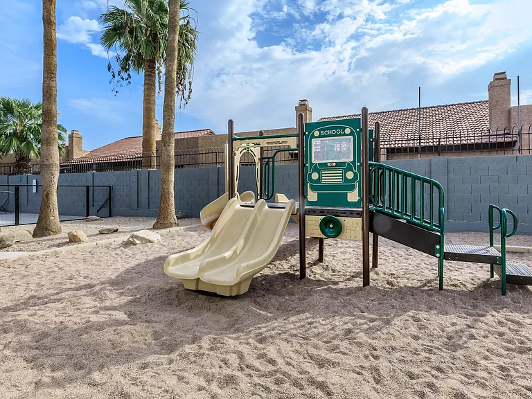 Palisade Park Aparments — Photo 15
