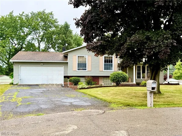 1052 Pheasant Grove Ave NW, Massillon, OH 44646