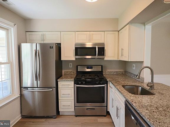 3rd image of 105 Devonshire Ct