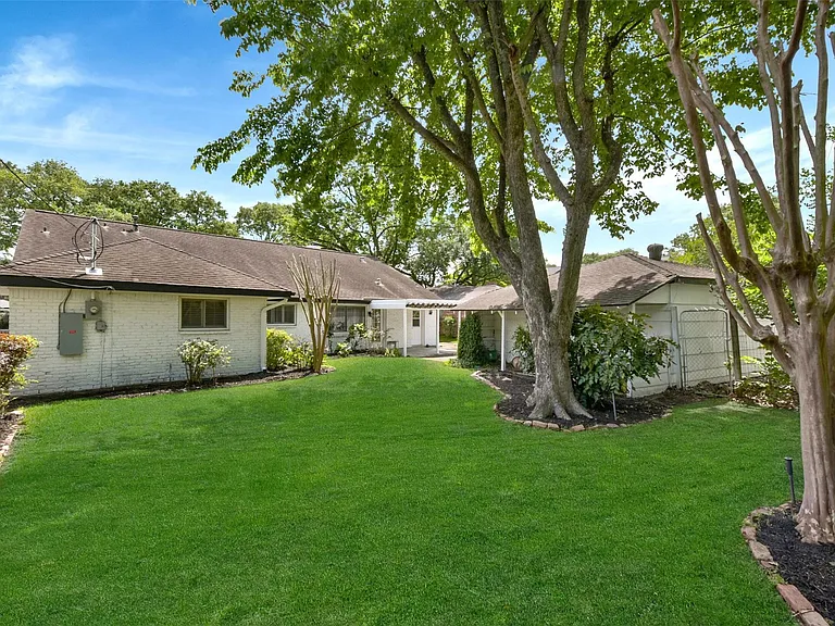 5946 Valkeith Dr — Photo 32
