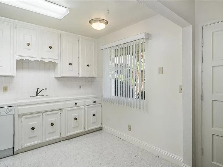 Reef Apartments — Photo 16
