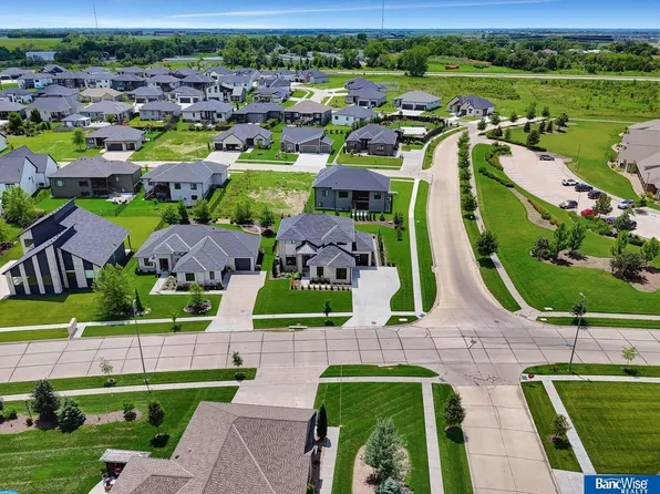 9601 Andermatt Dr, Lincoln, NE 68526