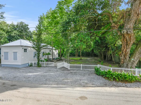 226 Sycamore St, Bay Saint Louis, MS 39520