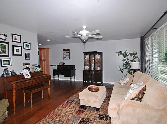 5th image of 420 Hobby Ave