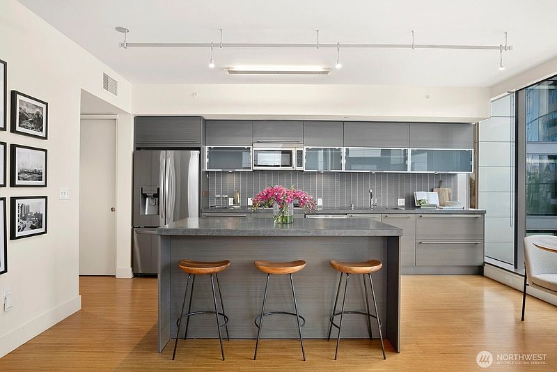 5th image of 820 Blanchard Street #910