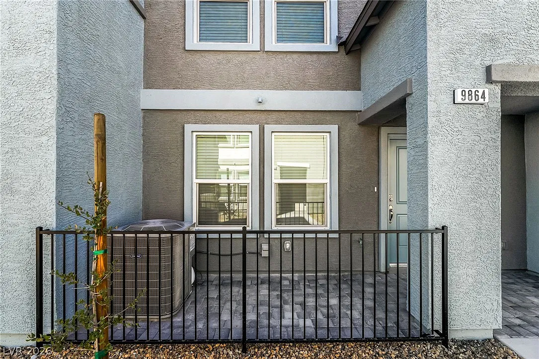 3 bed, 2.5 bath, 1306 sqft, $1,800 — Photo 3