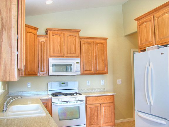 Wonderful kitchen with loads of workspace