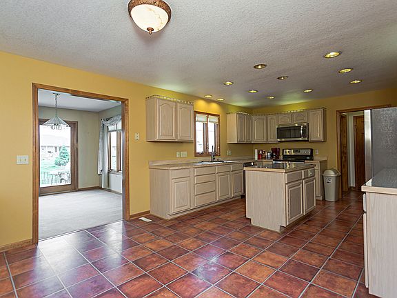 4th image of 403 Riverview Dr