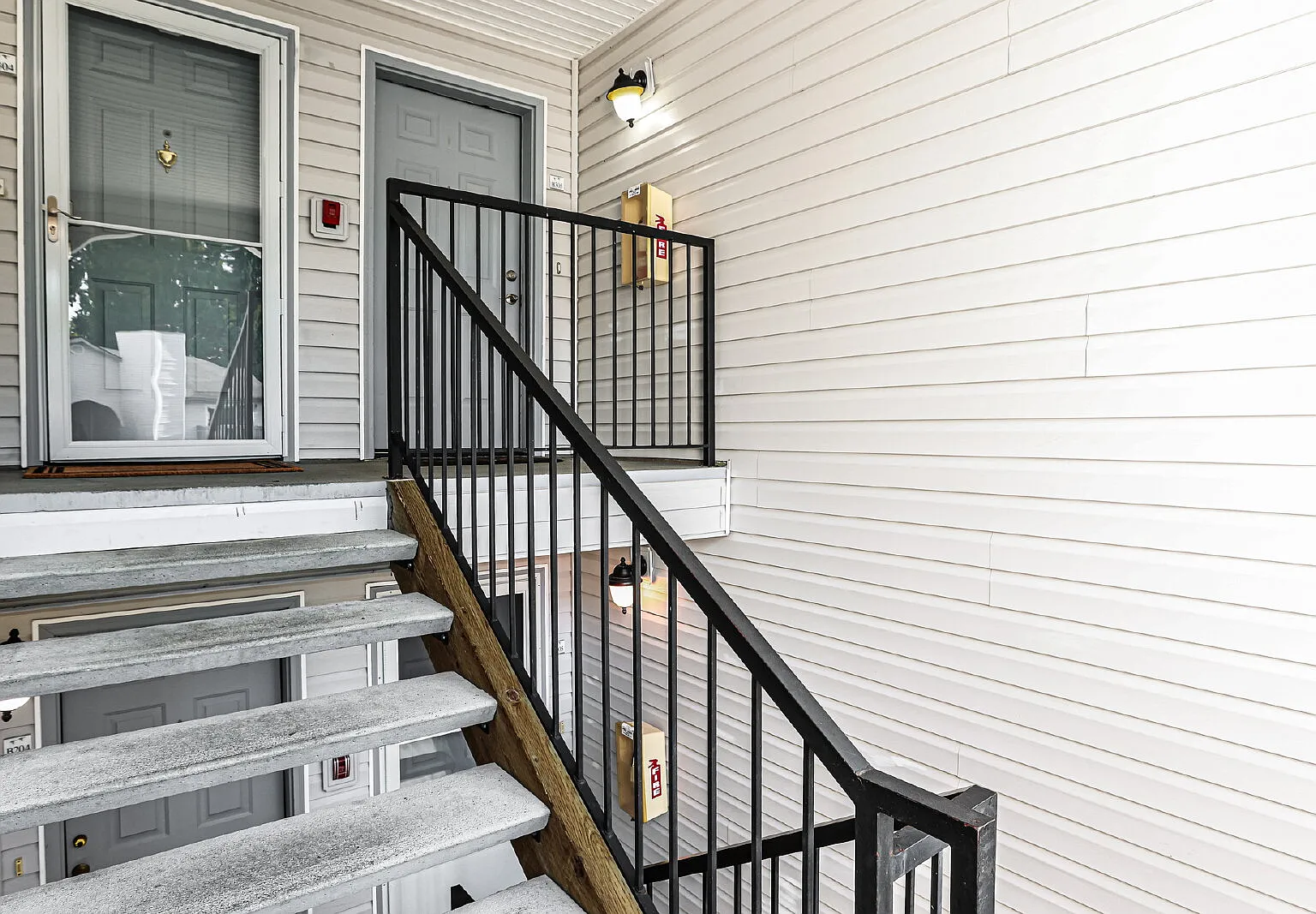 Top-Floor 3 Bed/2 Bath Condo with Silver Lake Views ! Available NOW for RENT — Photo 3