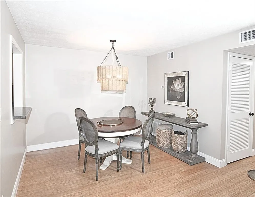 1509 Woodcliff Dr NE photo 1