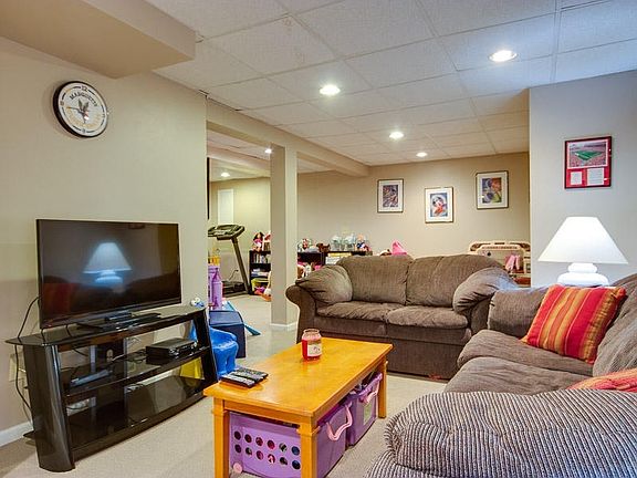 5th image of W231N7445 E Stoneridge Ct