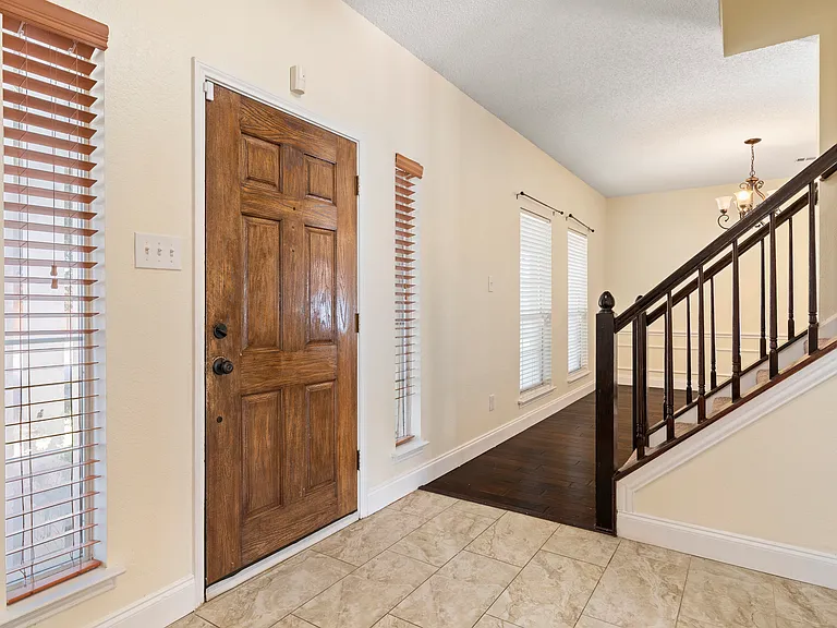 2522 Primrose Ln — Photo 2