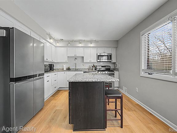 5th image of 152 E Hickory Grove Rd