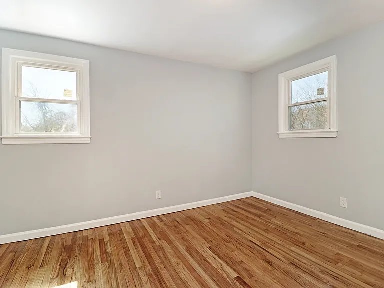 260 Shepard Ave — Photo 17
