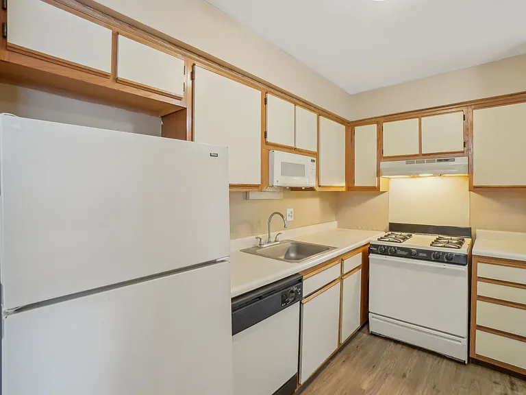 Plymouth Manor Apartments — Photo 25